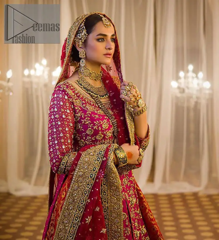 Do you also want to give you a look of the traditional brides on your Mehandi? Make your moment memorable