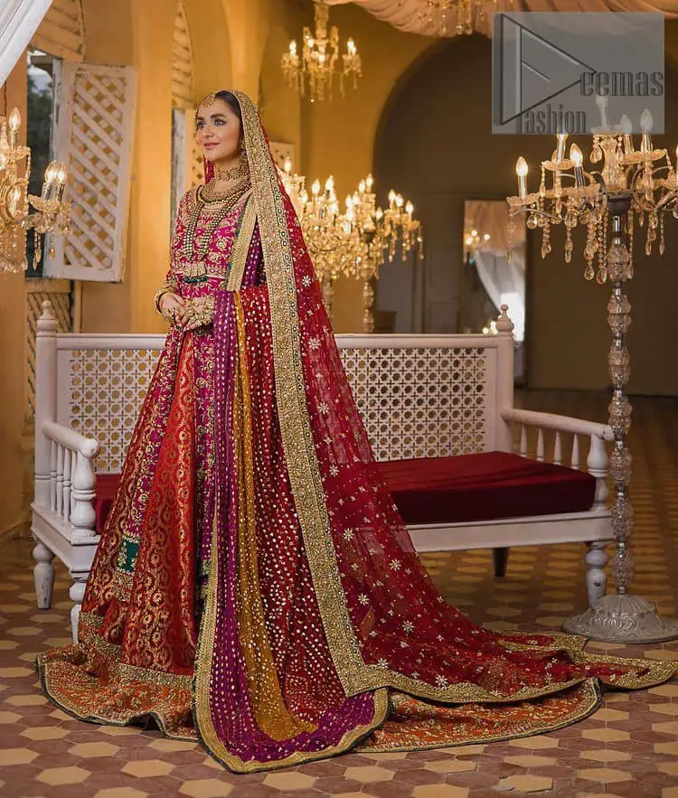 Do you also want to give you a look of the traditional brides on your Mehandi? Make your moment memorable