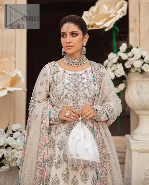 Ivory is effortlessly snappy and fun with the essence of pop. Introducing the Walima outfit for the happiest bride. Starting