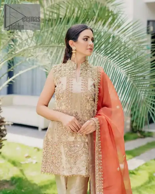 Envelop yourself into a dazzling love affair. The unique article in ivory colour just highlighted you at any event. The