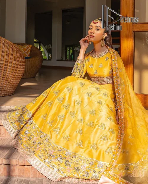 Yellow is just associated with mehndi as the sun is associated with brightness. DeemsFashion presents the bright yellow Pakistani mehndi