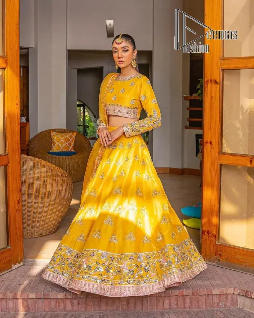 Yellow is just associated with mehndi as the sun is associated with brightness. DeemsFashion presents the bright yellow Pakistani mehndi