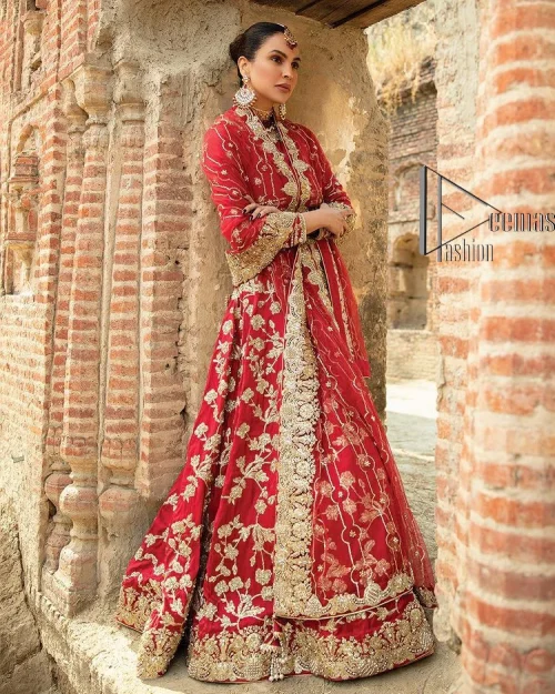 Begin your new life by wearing a romantic deep red outfit. Introducing this Pakistani reception wear that begins with a