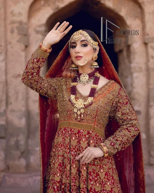 Happy is the bride the maroon shines on. Initiate this Pakistani reception outfit with a maroon heavy Anarkali which is