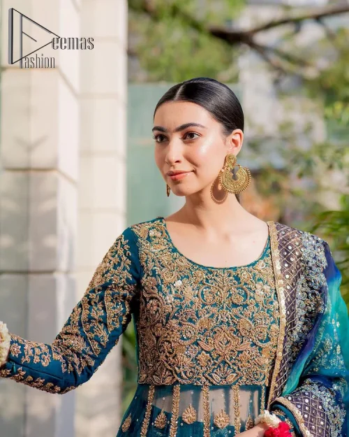 The bride wears blue just touches the blues of the sky. DeemasFashion introduces this teal blue mehndi outfit which begins