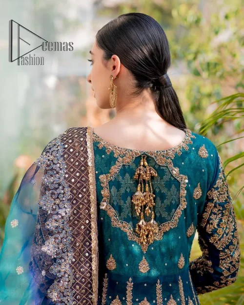 The bride wears blue just touches the blues of the sky. DeemasFashion introduces this teal blue mehndi outfit which begins