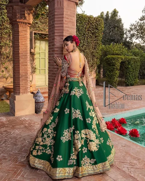 A combination of red and green are here to win hearts at your Mehndi. The attractive lehenga in green colour