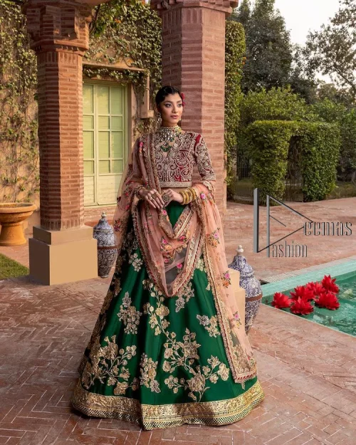 A combination of red and green are here to win hearts at your Mehndi. The attractive lehenga in green colour