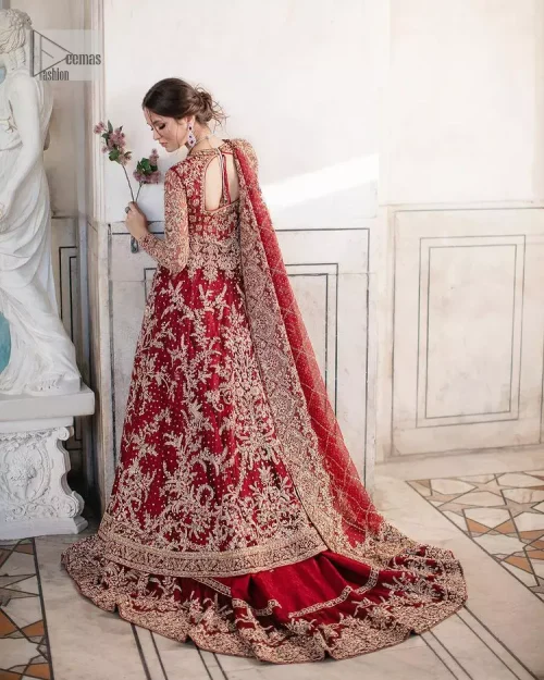 Bright and blissful! This ensemble is the epitome of grace.  The maxi is fully emblazoned with tilla, dabka, kora, Kundan