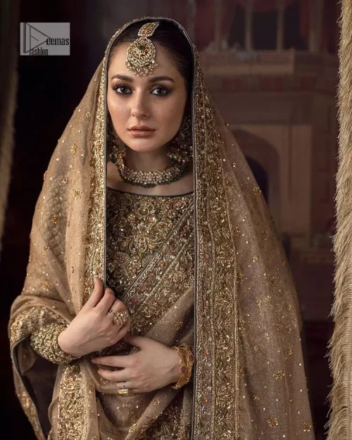 This alluring outfit is surely any girl’s dream. The hazel blouse is a magnificent choice which is ornamented with golden