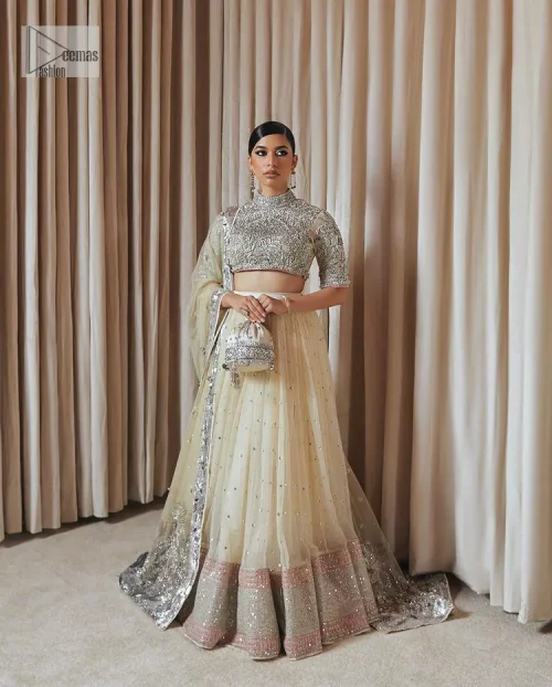 The perfect balance of simplicity and flamboyance is the essence of the beautiful Walima outfit. The blouse in off-white colour