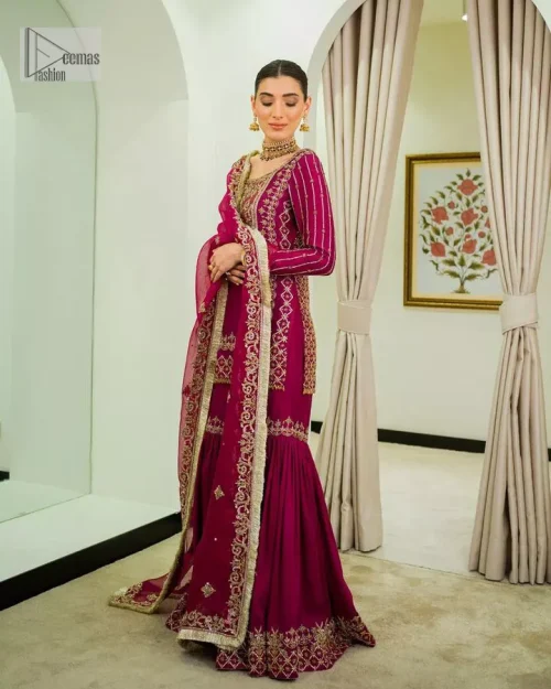 It’s bold, it’s romantic, it’s burgundy. The burgundy shade of this short shirt and gharara makes it an alluring choice