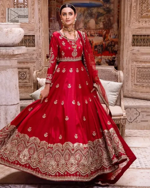 The traditional style is the new thing in the market. The stunning pishwas in the deep red shade is an