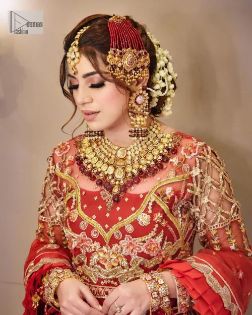 The deep orange colour is the perfect feminine and delicate shade with its meticulously crafted untruth. The stunning maxi is