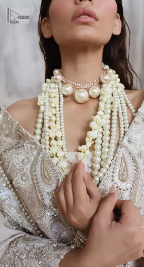 Get this ever-trending floral walima outfit. Keep it romantic and fantastic with the DeemasFashion latest articles! The soft green blouse