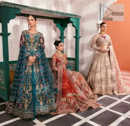 Mark your presence in this elegant Mehndi outfit. The front open scalloped pishwas in the teal green shade are adorned