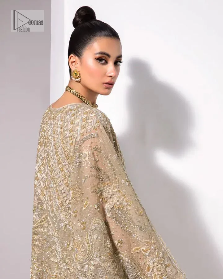 A little classy, a little sassy – that’s your style! An ivory floor-length kaftan with hand embellished work using dabka, naqshi, cut dana, Resham,  Mukesh, sequin and Kundan.  The beauty of this bridal lies in the geometric pattern of light golden embroidery. The V shape neckline is the finishing royal touch. Further, the floral motifs on full sleeves make this nikah outfit romantic and charming.  By layering this item, you can make any simple event better.