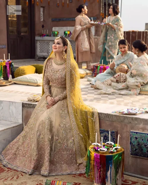 The following blouse has a sweetheart neckline which is organized with a double-tone lehenga and a dupatta.