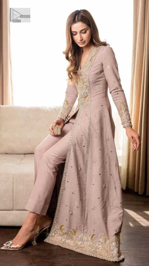 Feel the magic of the party in this splendid article! The ideal front open gown in tea rose colour is