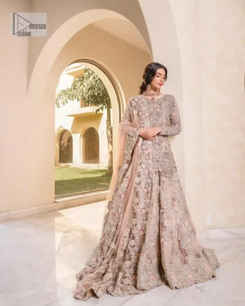 Let your nikah outfit do the talking. An elegant rhyme to tradition, this short shirt and lehenga create aesthetical magic