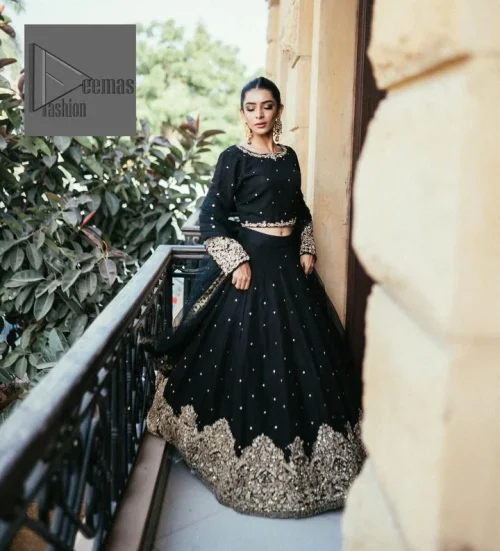 She wears a black colour as her wedding dress and looked stunning on her party event. DeemasFashion presents this outfit