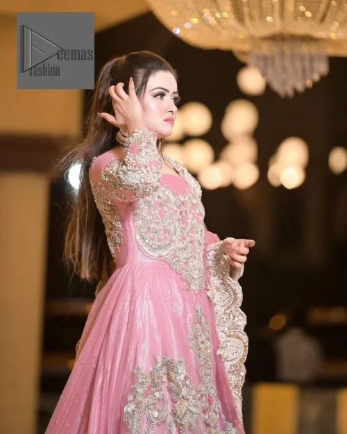 DeemasFashion presents this wedding outfit which is an embellished masterpiece that wins everyone’s hearts at the very first glance with