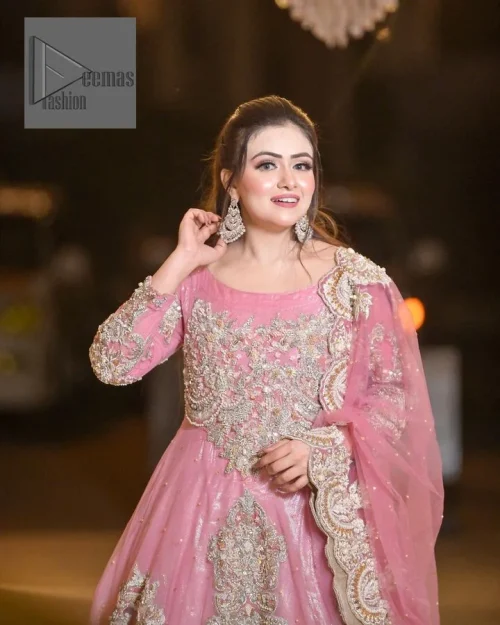 DeemasFashion presents this wedding outfit which is an embellished masterpiece that wins everyone’s hearts at the very first glance with