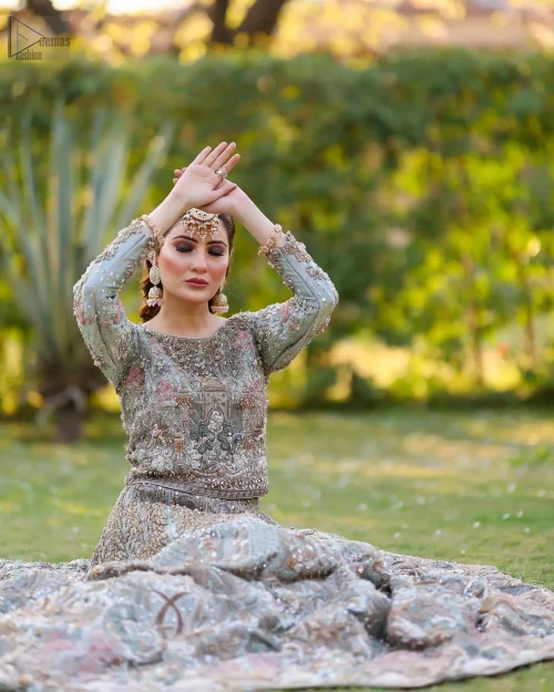 A beautifully scalloped hemline frames the dupatta, completing the look with scattered motifs all over the ground. Step into the