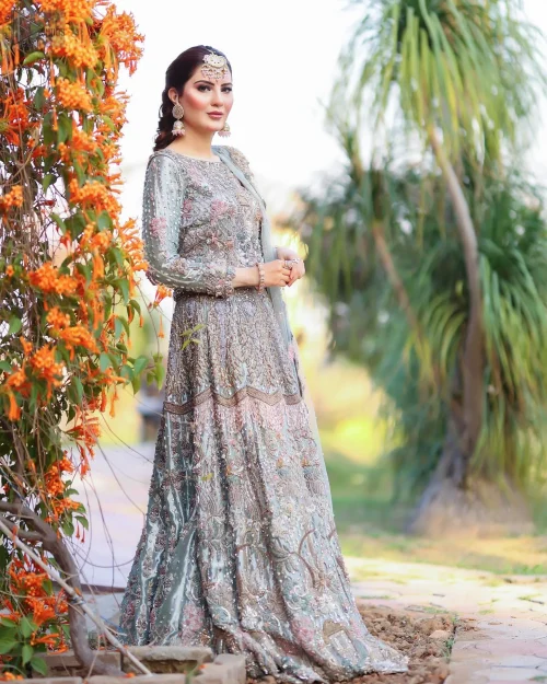 A beautifully scalloped hemline frames the dupatta, completing the look with scattered motifs all over the ground.