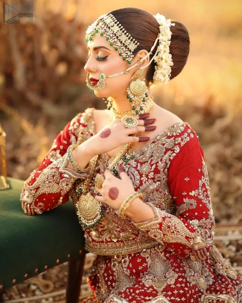 This stunning ensemble blends contemporary style with classic bridal beauty, ensuring you steal the show on your special day.