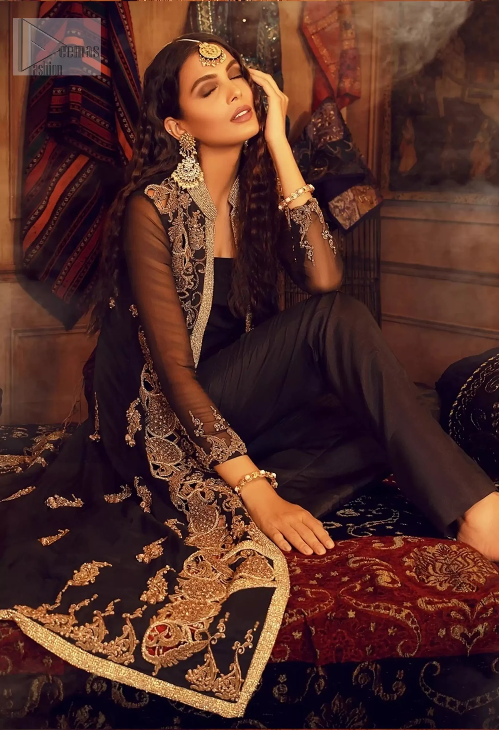 The jacket's collar, neck and open front design add a modern touch, while the antique embroidery and golden threadwork enhance the luxurious feel.