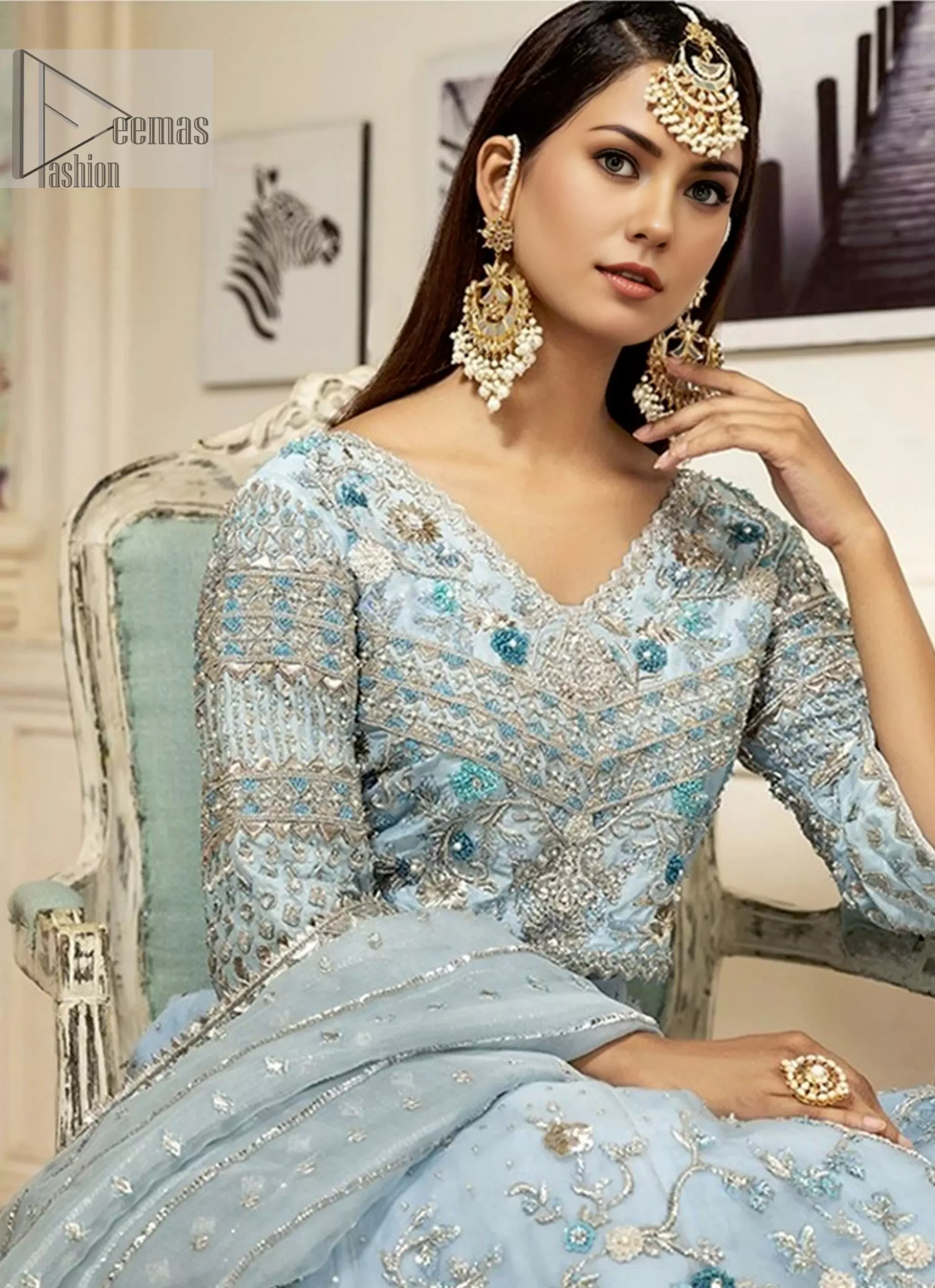 The thread embroidery and silver gotta work add a layer of artistry and texture to contribute to its utmost vibrancy. The majestic V-shaped neckline with a three-quarter sleeve offers a flattering and modern touch