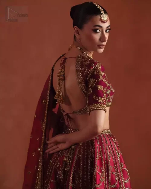 Waistline & Fit: The fixed waist belt of the fuchsia lehenga, illustrating the secure side zip closure and perfectly finished