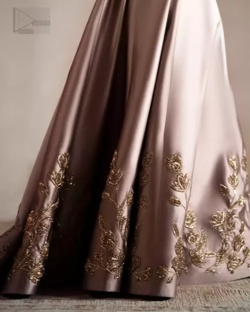 Pure silk fabric that lends a royal and refined aura.